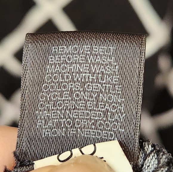 Express Women's Dress Tulip Faux Wrap Stretchy Black White Size Medium - Picture 10 of 10